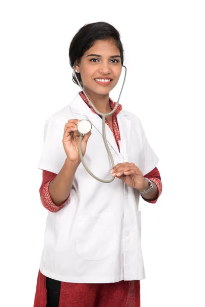 Kobieta lekarz z stetoskopem izolowane na białym tle — Zdjęcie stockowe