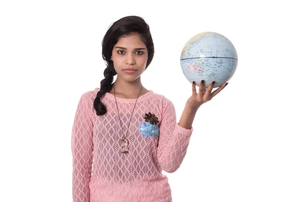 Hermosa chica sosteniendo un mundo globo aislado sobre un fondo blanco —  Fotos de Stock