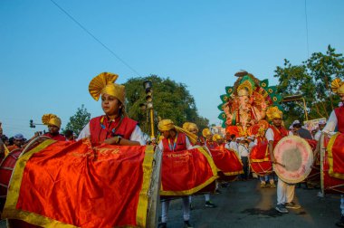 Amravati, Maharashtra, Hindistan - 27 Eylül 2018: Ganesha festivali sırasında bateri ve müzik eşliğinde Hindu Tanrısı Ganesha 'yı taşıyan bir kalabalık. Yıllık festival.