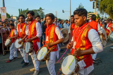 Amravati, Maharashtra, Hindistan - 27 Eylül 2018: Ganesha festivali sırasında bateri ve müzik eşliğinde Hindu Tanrısı Ganesha 'yı taşıyan bir kalabalık. Yıllık festival.