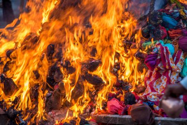Holika Dahan 'ı odun ya da hindistan cevizi yakarak ve yakarak kutluyoruz. Holi renk festivali ya da paylaşım festivali olarak da bilinir..