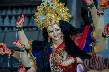 Hindu tanrıçası Durga. Tanrıça Durga İdolleri Durga Festivali için bir sanatçı atölyesinde.