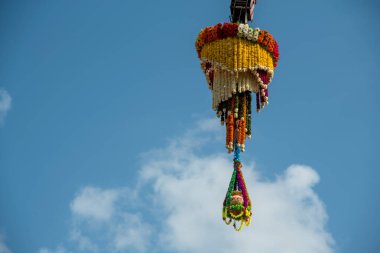 Dahi Handi, Gokul Ashtami festivali hakkında çiçek süsleme kabıyla dolu bir tencere..