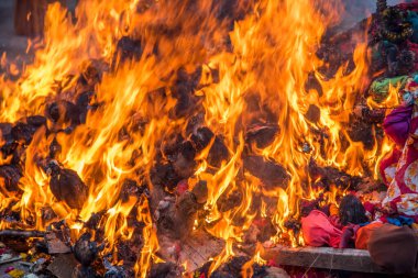 Holika Dahan 'ı odun ya da hindistan cevizi yakarak ve yakarak kutluyoruz. Holi renk festivali ya da paylaşım festivali olarak da bilinir..