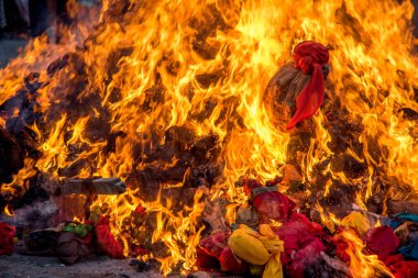 Holika Dahan 'ı odun ya da hindistan cevizi yakarak ve yakarak kutluyoruz. Holi renk festivali ya da paylaşım festivali olarak da bilinir..