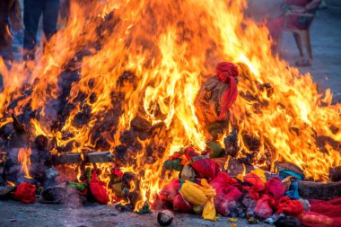 Holika Dahan 'ı odun ya da hindistan cevizi yakarak ve yakarak kutluyoruz. Holi renk festivali ya da paylaşım festivali olarak da bilinir..