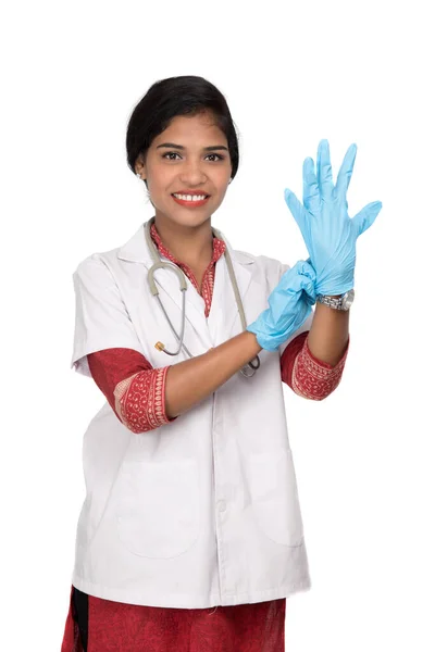 Mulher médico usa luvas médicas. — Fotografia de Stock