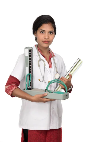 Retrato de una doctora con instrumento de presión arterial y estetoscopio sobre fondo blanco . —  Fotos de Stock