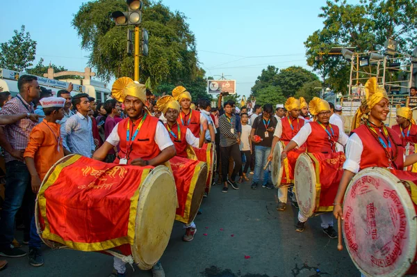 Amravati, Maharashtra, Hindistan - 27 Eylül 2018: Ganesha festivali sırasında bateri ve müzik eşliğinde Hindu Tanrısı Ganesha 'yı taşıyan bir kalabalık. Yıllık festival. — Stok fotoğraf