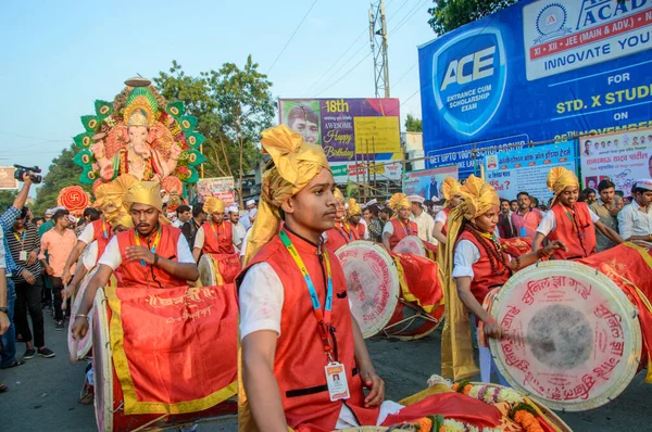 Amravati, Maháráštra, Indie - 27. září 2018: Dav neidentifikovaných lidí nesoucích hinduistického boha Ganéšu k ponoření do bubnů a hudby na vodních tělesech během festivalu v Ganeše. Výroční festival. — Stock fotografie