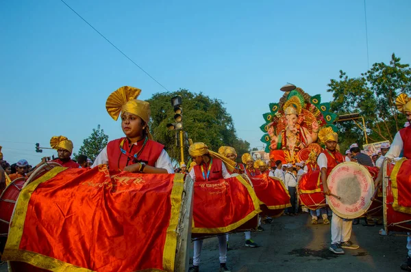 AMRAVATI, MAHARASHTRA, INDIA - 27 DE SETEMBRO DE 2018: Multidão de pessoas não identificadas carregando Deus Hindu Ganesha para imersão com tambores e música em corpos d 'água durante o festival de Ganesha. Festival anual . — Fotografia de Stock