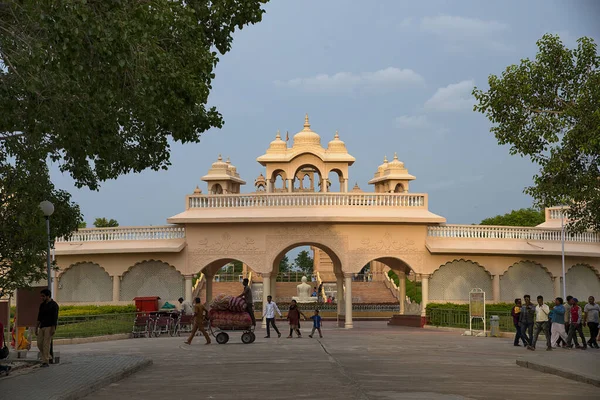 Shegaon, Maharashtra, Ινδία, 10 Ιουλίου 2017: Άγνωστος τουρίστας που απολαμβάνει ένα αρχιτεκτονικό θαύμα στο Anand Sagar Shri Saint Gajanan Maharaj Sansthan. Anand Sagar είναι τουριστικό αξιοθέατο τόπο της Shegaon — Φωτογραφία Αρχείου