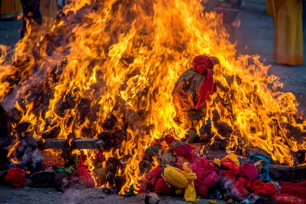 Celebrating Holika Dahan by worshiping and setting fire of wood logs or coconut. also known as the festival of colors Holi or the festival of sharing. — Stock Photo, Image