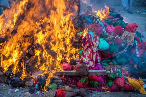 Świętujemy Holika Dahan czcząc i podpalając drewniane kłody lub kokosy. znany również jako festiwal kolorów Holi lub festiwal dzielenia się. — Zdjęcie stockowe