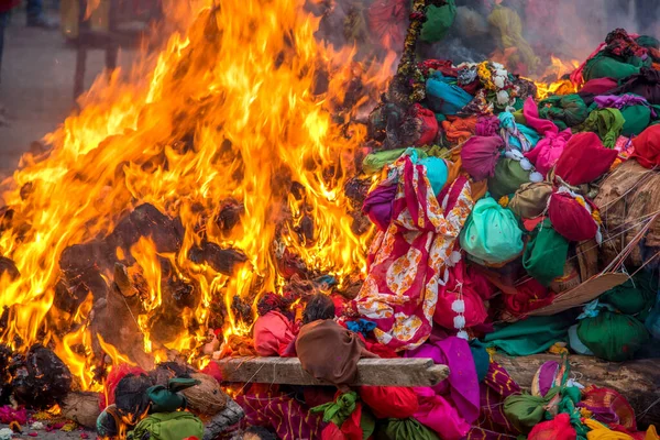 Świętujemy Holika Dahan czcząc i podpalając drewniane kłody lub kokosy. znany również jako festiwal kolorów Holi lub festiwal dzielenia się. — Zdjęcie stockowe