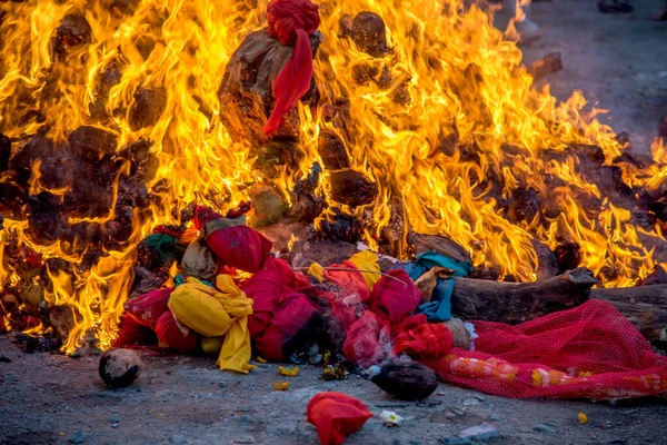 Świętujemy Holika Dahan czcząc i podpalając drewniane kłody lub kokosy. znany również jako festiwal kolorów Holi lub festiwal dzielenia się. — Zdjęcie stockowe