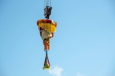 Dahi Handi, Gokul Ashtami festivali hakkında çiçek süsleme kabıyla dolu bir tencere..