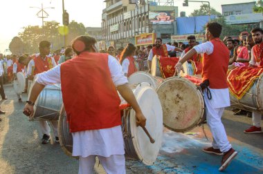 Amravati, Maharashtra, Hindistan - 27 Eylül 2018: Ganesha festivali sırasında bateri ve müzik eşliğinde Hindu Tanrısı Ganesha 'yı taşıyan bir kalabalık. Yıllık festival.