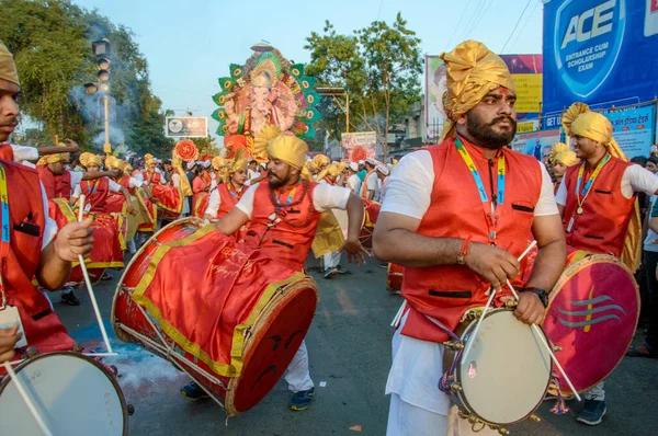 AMRAVATI, MAHARASHTRA, INDIA - 27 DE SETEMBRO DE 2018: Multidão de pessoas não identificadas carregando Deus Hindu Ganesha para imersão com tambores e música em corpos d 'água durante o festival de Ganesha. Festival anual . — Fotografia de Stock