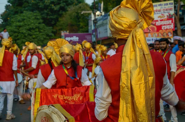 Amravati, Maháráštra, Indie - 27. září 2018: Dav neidentifikovaných lidí nesoucích hinduistického boha Ganéšu k ponoření do bubnů a hudby na vodních tělesech během festivalu v Ganeše. Výroční festival. — Stock fotografie