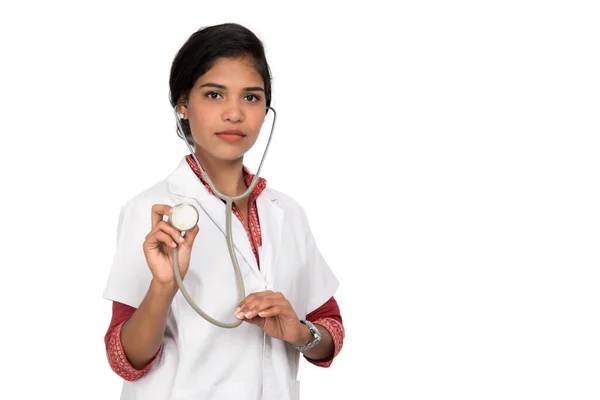Femme médecin avec un stéthoscope isolé sur fond blanc — Photo