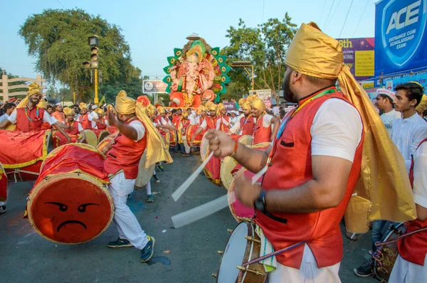 AMRAVATI, MAHARASHTRA, INDIA - 27 DE SEPTIEMBRE DE 2018: Multitud de personas no identificadas llevando al dios hindú Ganesha para su inmersión con tambores y música en cuerpos de agua durante el festival Ganesha. Festival anual . — Foto de Stock