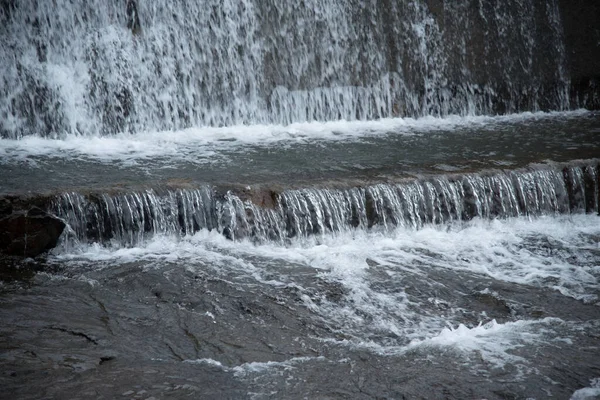 댐 벽에서 떨어지는 강 의물 — 스톡 사진