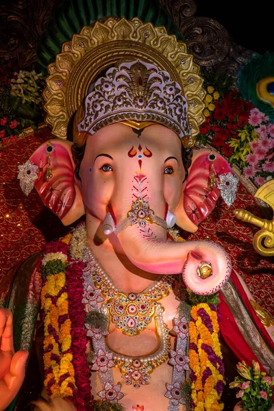 Estátua de Deus Hindu Ganesha. perto de Ganesha Idol na oficina de um artista durante o Festival de Ganesha . — Fotografia de Stock