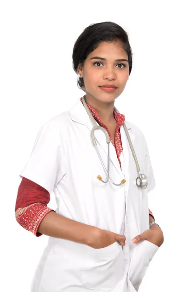 Médico mulher com um estetoscópio isolado em fundo branco — Fotografia de Stock