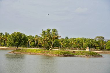 Shegaon, Maharashtra, Hindistan, 10 Temmuz 2017: Kimliği belirsiz turist Anand Sagar Shri Saint Gajan Maharaj Sansthan 'da mimari harikalar yaratıyor. Anand Sagar, Shegaon 'un turistik merkezidir.