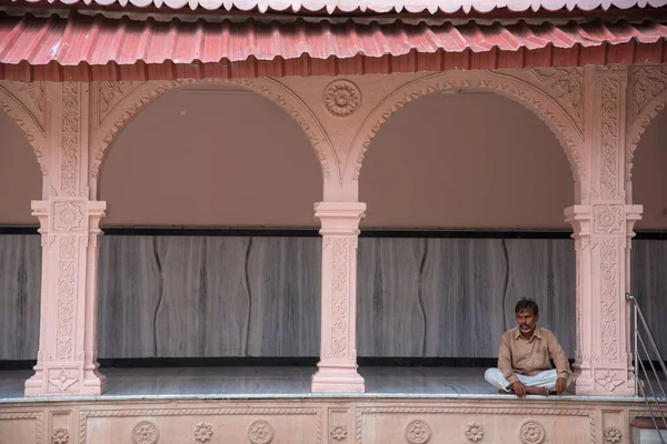 SHEGAON, MAHARASHTRA, INDIA, 10 JULY 2017 : Unidentified people visit and worshiping at Shri Saint Gajanan Maharaj Sansthan Temple. This temple and Anand Sagar is tourist attraction place of Shegaon — Stock Photo, Image