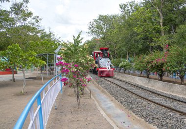 Anand Sagara Shegaon, Maharashtra, Hindistan, 10 Temmuz 2017: Tanımlanamayan turist Anand Sagar Shri Saint Gadranan Maharaj Sansthan 'da mini trenin keyfini çıkarıyor. Anand Sagar, Shegaon 'un turistik merkezidir.