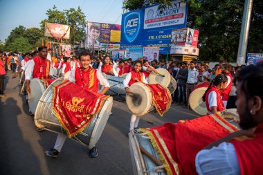 Amravati, Maharashtra, Hindistan - 27 Eylül 2018: Ganesha festivali sırasında Hindu Tanrısı Ganesha 'yı suya daldırmak için taşıyan tanımlanamayan inançlı insanlar. Yıllık festival.