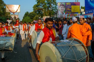 Amravati, Maharashtra, Hindistan - 27 Eylül 2018: Ganesha festivali sırasında bateri ve müzik eşliğinde Hindu Tanrısı Ganesha 'yı taşıyan bir kalabalık. Yıllık festival.