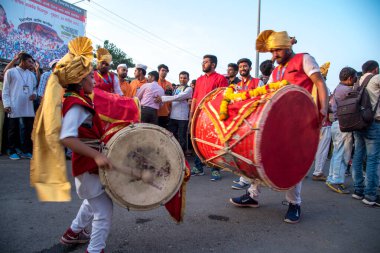 Amravati, Maharashtra, Hindistan - 27 Eylül 2018: Ganesha festivali sırasında Hindu Tanrısı Ganesha 'yı suya daldırmak için taşıyan tanımlanamayan inançlı insanlar. Yıllık festival.