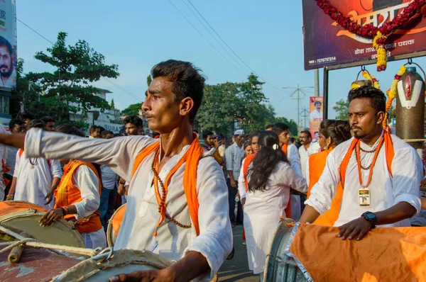 Amravati, Maharashtra, Hindistan - 27 Eylül 2018: Ganesha festivali sırasında bateri ve müzik eşliğinde Hindu Tanrısı Ganesha 'yı taşıyan bir kalabalık. Yıllık festival. — Stok fotoğraf