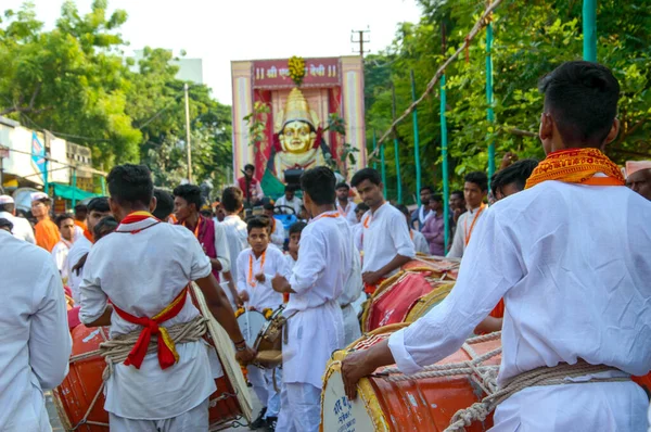 Amravati, Maháráštra, Indie - 27. září 2018: Dav neidentifikovaných lidí buší do tradičních bubnů před modlou bohyně Ekviry během festivalu Ganesh Chaturthi. — Stock fotografie