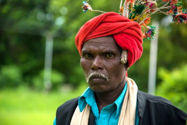 Amravati, Maharashtra, Hindistan - 9 Ağustos - Madhya Pradesh ve Maharashtra 'da bulunan Korku kabilesi geleneksel müzik üzerine dans ederek dünya kabilesi gününü kutluyor,
