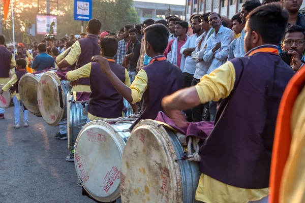 AMRAVATI, MAHARASHTRA, INDIA - 27 SEPTEMBER 2018: Unidentified faithful people carrying Hindu God Ganesha for immersion near water bodies during Ganesha festival. Annual festival. — Stock Photo, Image