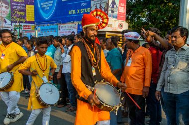 Amravati, Maharashtra, Hindistan - 27 Eylül 2018: Ganesha festivali sırasında Hindu Tanrısı Ganesha 'yı suya daldırmak için taşıyan tanımlanamayan inançlı insanlar. Yıllık festival.