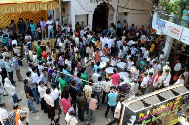 Nagpur, Maharashtra, Hindistan - 6 Eylül 2013: Marbat festivalini kutlayan kimliği belirsiz kalabalık şehri kötü ruhlardan korumak için. Sahnedeki kötü güçlerin heykelleri.