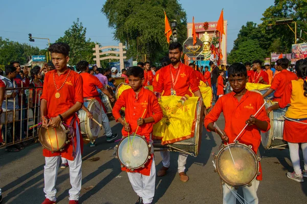 Amravati, Maharashtra, Hindistan - 27 Eylül 2018: Ganesh Chaturthi festivali sırasında tanrıça Ekvira heykelinin önünde geleneksel davul çalan kimliği belirsiz bir kalabalık. — Stok fotoğraf