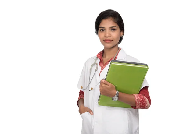 Jovem médico segurando livro com estetoscópio — Fotografia de Stock