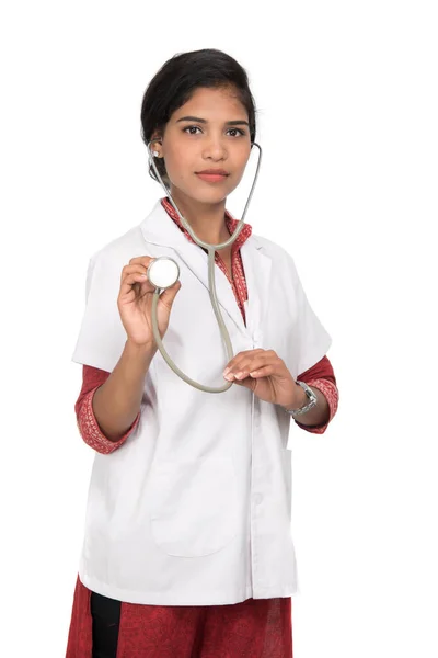 Médico mulher com um estetoscópio isolado em fundo branco — Fotografia de Stock