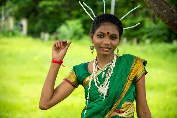 AMRAVATI, MAHARASHTRA, INDIA - 9 AGOSTO: Gruppo di tribù Gondi che celebrano la giornata tribale mondiale esibendosi nella danza popolare ad Amravati, Maharashtra, India — Foto Stock