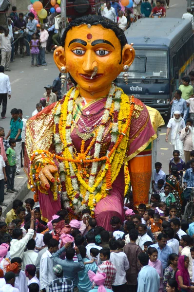 NAGPUR, MAHARASHTRA, INDIA- 6 SETTEMBRE 2013: La folla di persone non identificate che celebrano il festival Marbat per proteggere la città dagli spiriti maligni. Le statue processione di forze del male sul gradino — Foto Stock