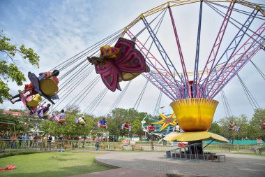 Shegaon, Maharashtra, Hindistan, 10 Temmuz 2017: Kimliği belirsiz turist Anand Sagar Shri Saint Gajan Maharaj Sansthan 'da mimari harikalar yaratıyor. Anand Sagar, Shegaon 'un turistik merkezidir.