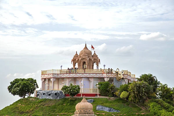 Shegaon, Maharashtra, India, 10 juli 2017: Niet-geïdentificeerde toerist geniet van een architectonisch wonder op Anand Sagar Shri Saint Gajanan Maharaj Sansthan. Anand Sagar is een toeristische trekpleister van Shegaon — Stockfoto