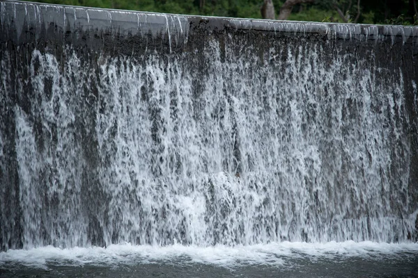 Acqua del fiume che cade dal muro di diga — Foto Stock