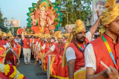 Amravati, Maharashtra, Hindistan - 27 Eylül 2018: Ganesha festivali sırasında bateri ve müzik eşliğinde Hindu Tanrısı Ganesha 'yı taşıyan bir kalabalık. Yıllık festival.